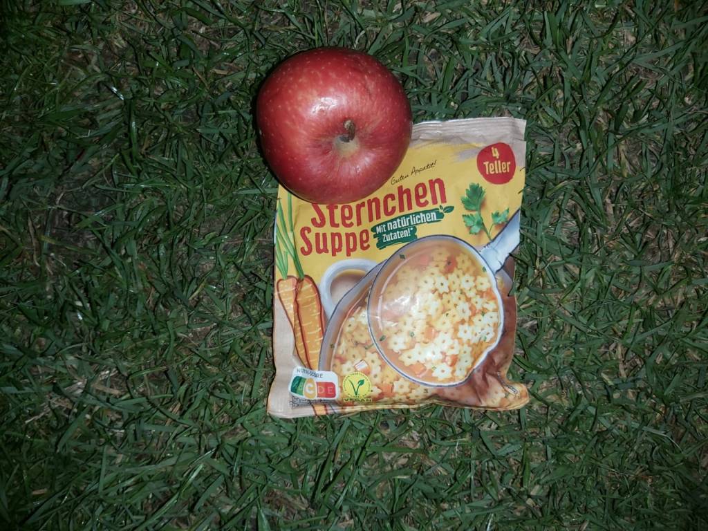 Tütensuppe und Apfel - Foto: M. Gronert
